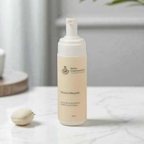 Mousse nettoyante bio SkinsCosmeactive posée sur une table de salle de bain, flacon élégant en décor naturel