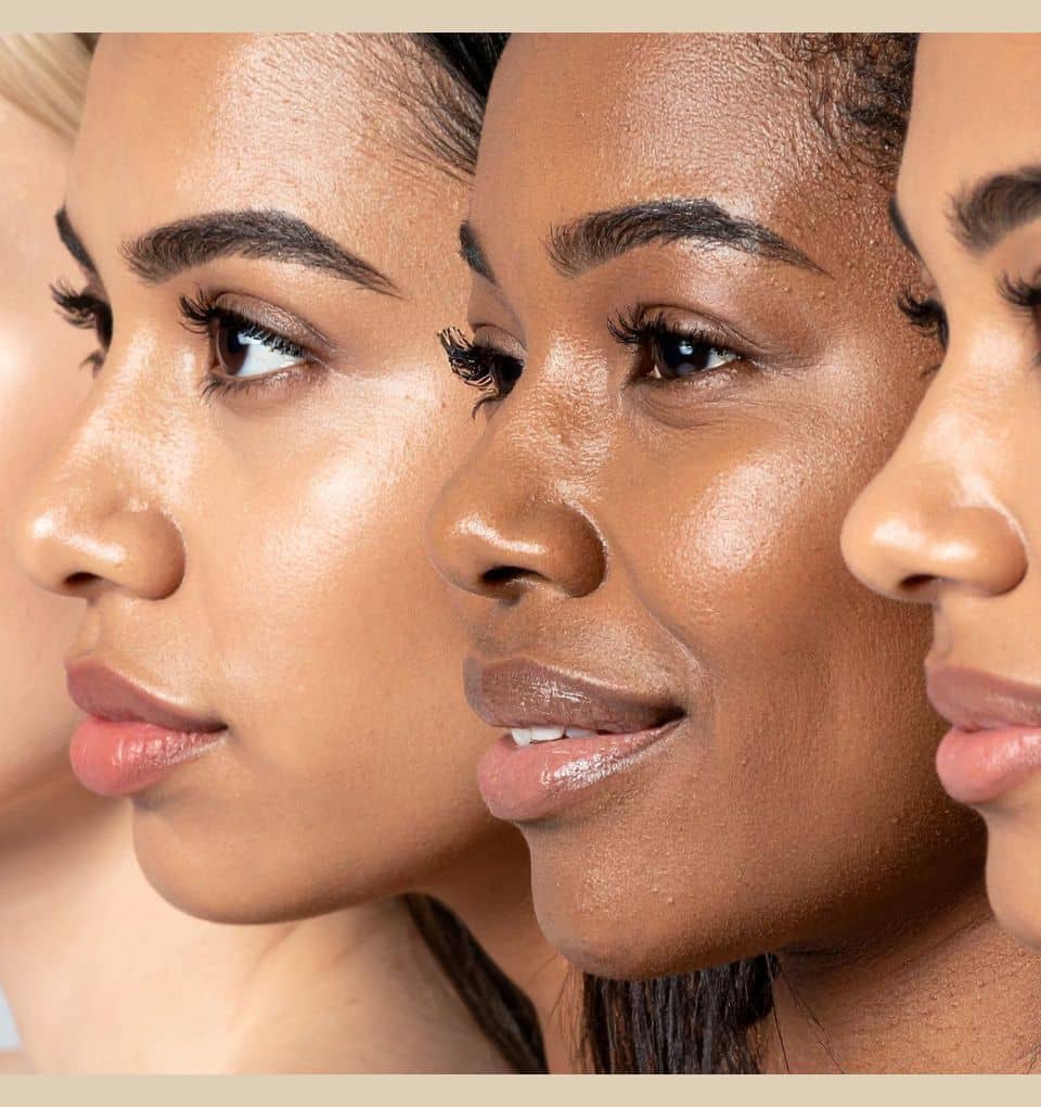 Trois femmes noires et métisses avec une peau éclatante illustrant les résultats d'une routine Skinscosmeactive