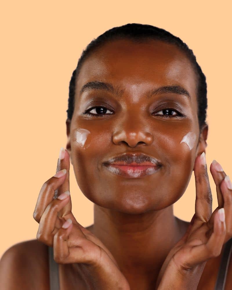 Femme naturelle souriante dans un décor végétal – image représentative de la marque bio SkinsCosmeactive, soins visage vegan pour peaux sensibles.